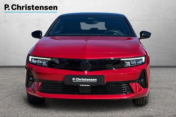 Rød Opel Astra-e fra 2024