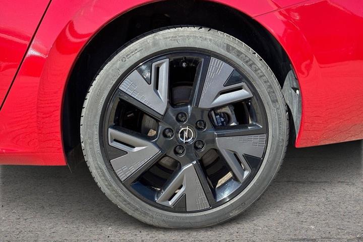 Rød Opel Astra-e fra 2024