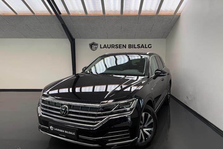 Sort VW Touareg fra 2021 set udefra