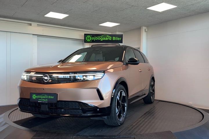 Bronze Opel Grandland-e fra 2025 set udefra