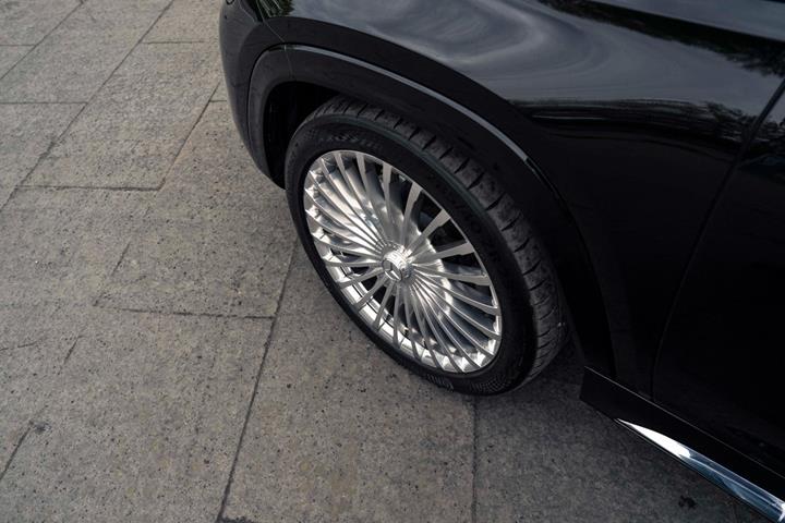 Sort Mercedes GLS600 fra 2022