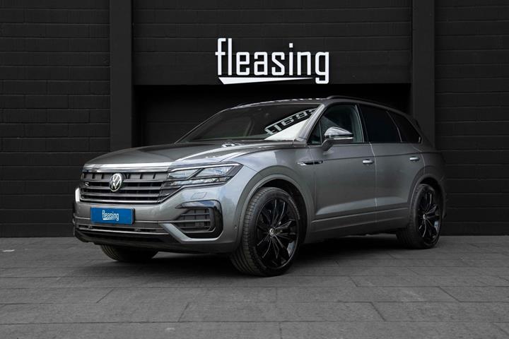 Grå VW Touareg fra 2022 set udefra
