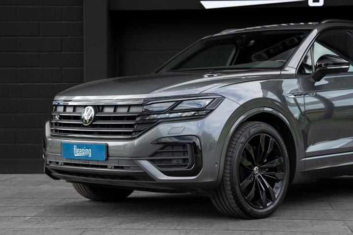 Grå VW Touareg fra 2022