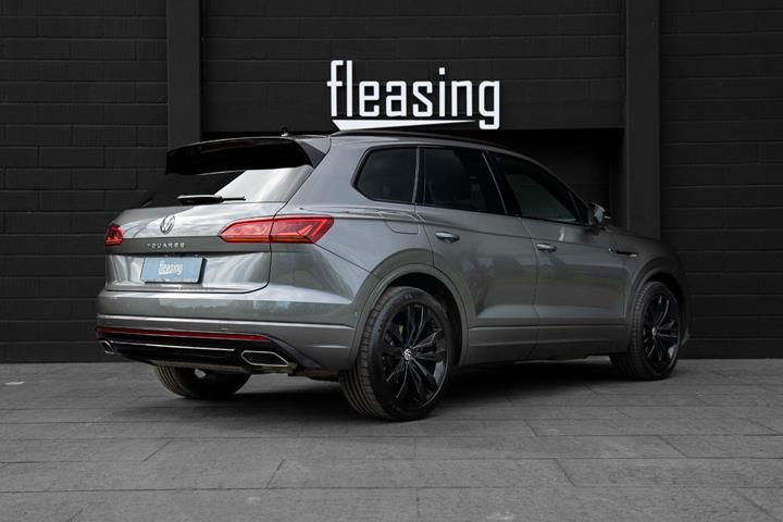 Grå VW Touareg fra 2022