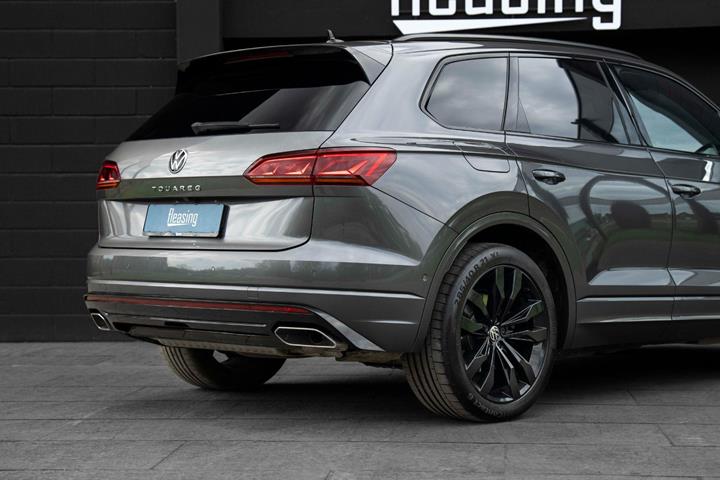 Grå VW Touareg fra 2022