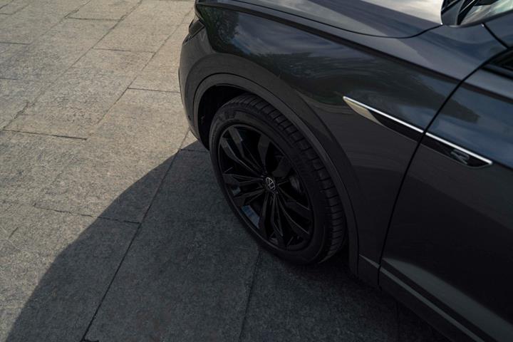 Grå VW Touareg fra 2022