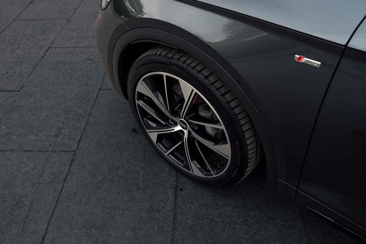 Grå Audi Q5 fra 2021