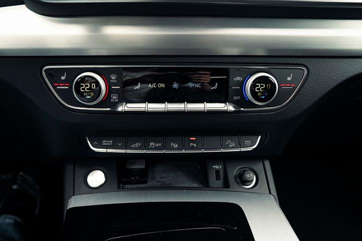 Grå Audi Q5 fra 2021