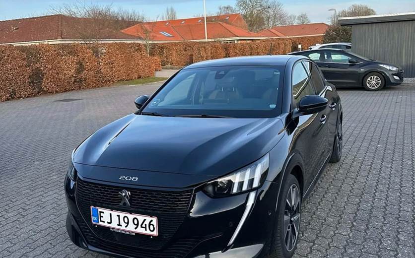 Peugeot e-208 50 GT Sky