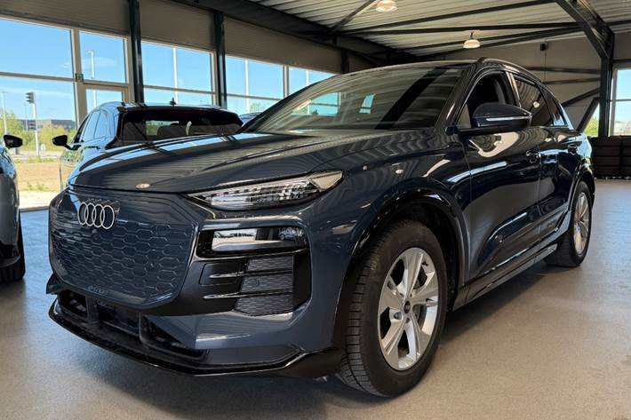Blå Audi Q6 e-tron fra 2025