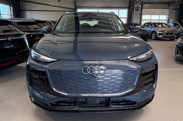 Blå Audi Q6 e-tron fra 2025