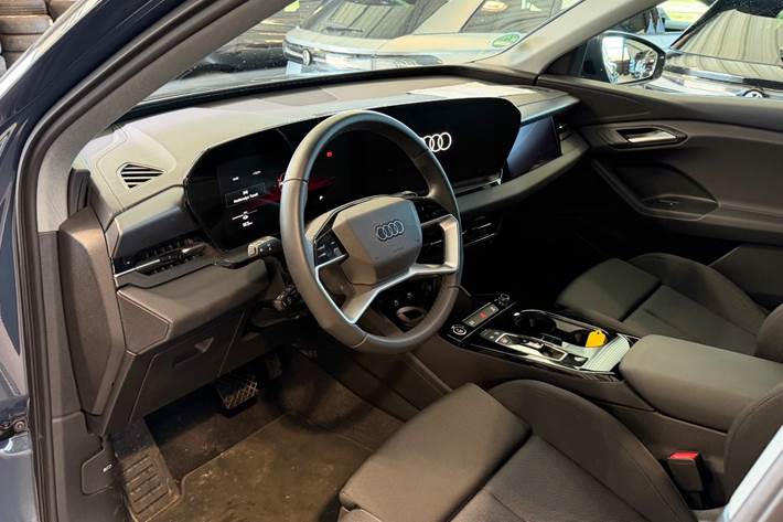 Blå Audi Q6 e-tron fra 2025