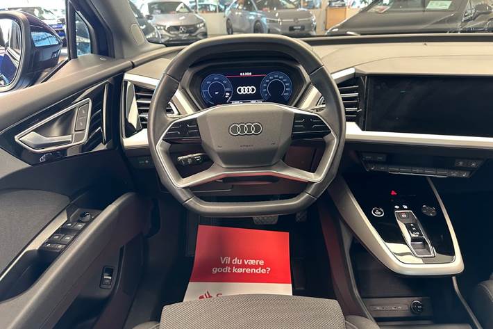 Blå Audi Q4 e-tron fra 2024