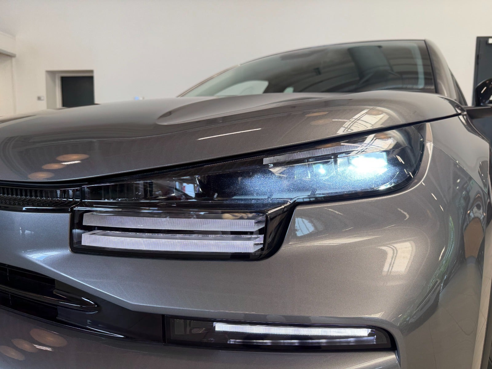 Grå Citroën ë-C4 X fra 2025