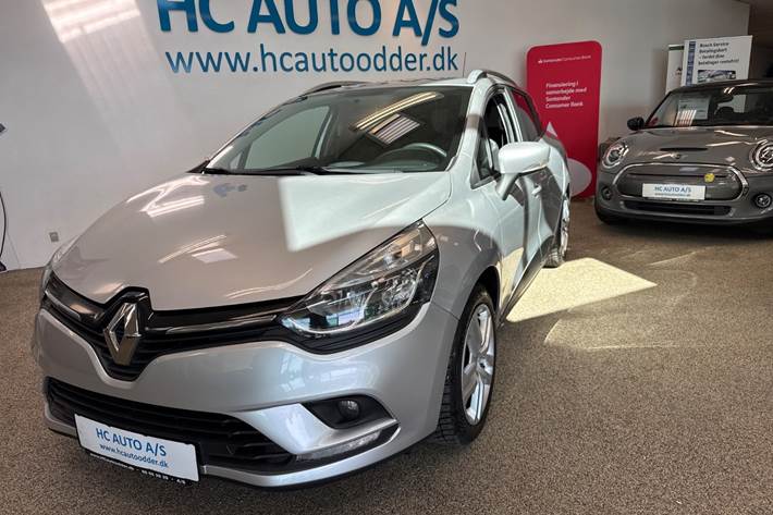Sølv Renault Clio IV fra 2020 set udefra