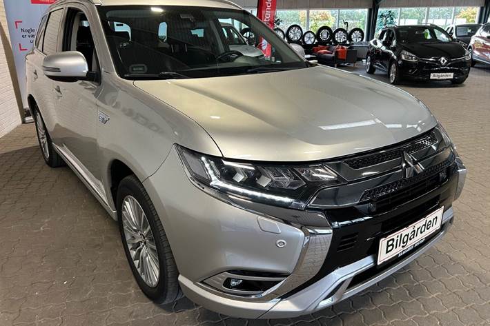 Sølv Mitsubishi Outlander fra 2020 set udefra