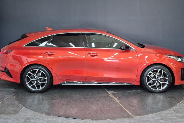 Orange Kia ProCeed fra 2020