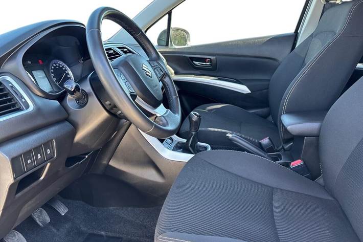 Sølv Suzuki S-Cross fra 2020