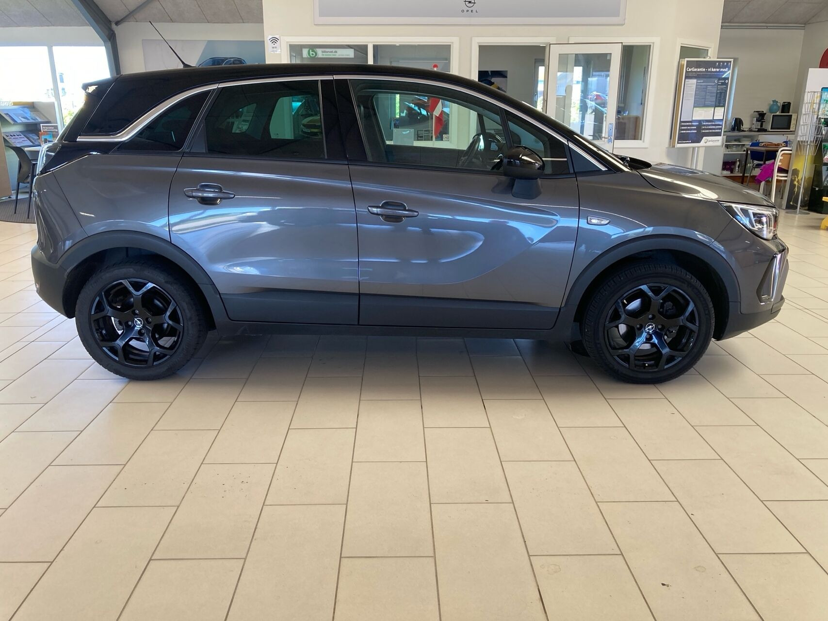 Grå Opel Crossland fra 2023