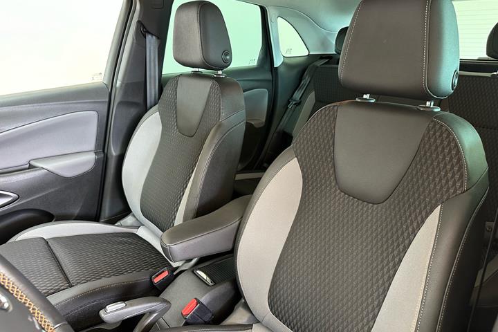 Grå Opel Crossland X fra 2020
