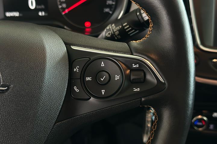 Grå Opel Crossland X fra 2020