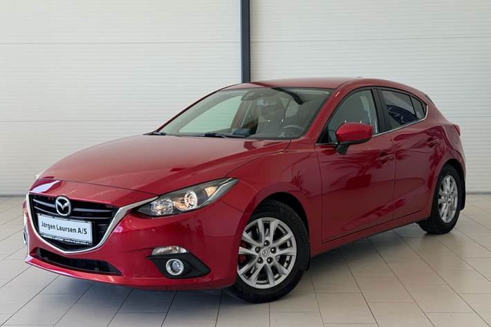 Rød Mazda 3 fra 2015 set udefra