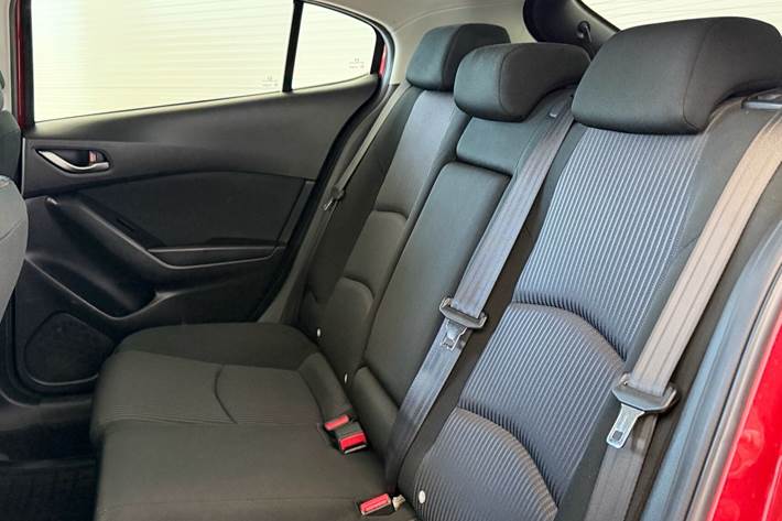Rød Mazda 3 fra 2015