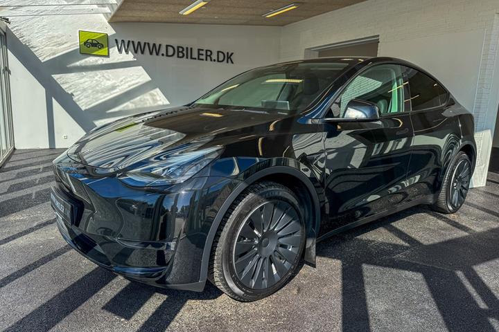 Sort Tesla Model Y fra 2023
