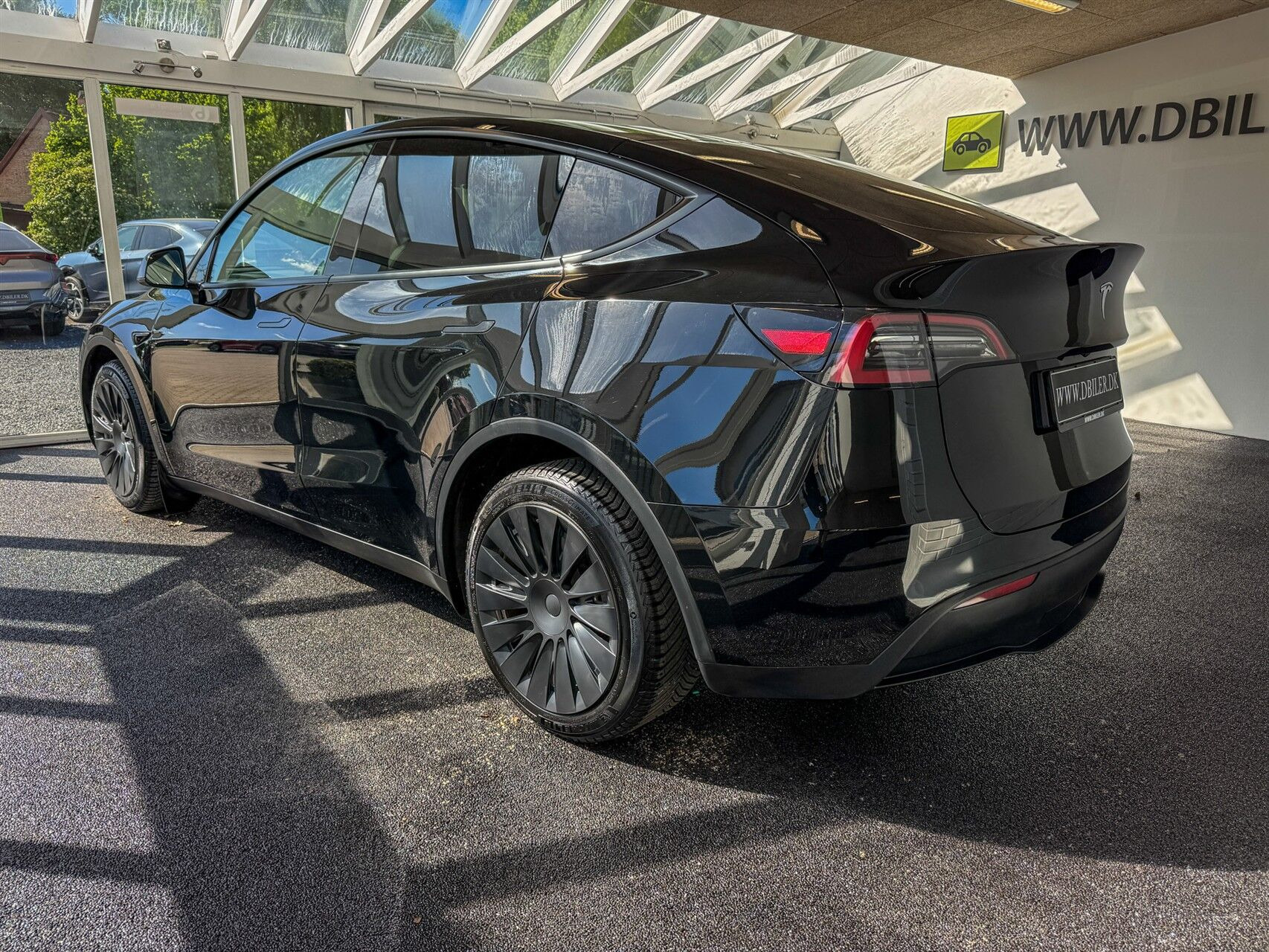 Sort Tesla Model Y fra 2023
