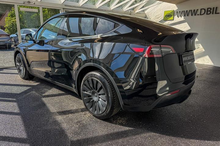 Sort Tesla Model Y fra 2023
