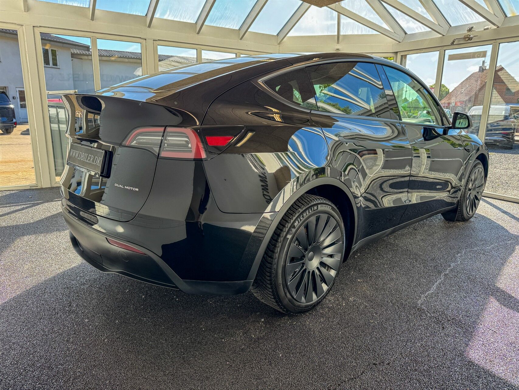 Sort Tesla Model Y fra 2023