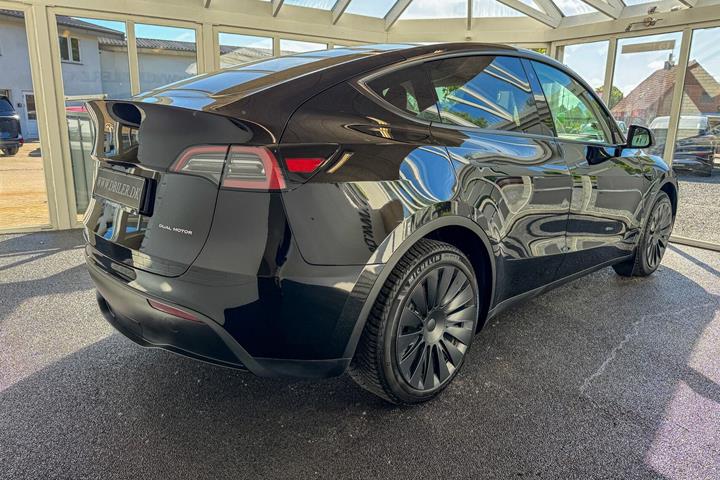 Sort Tesla Model Y fra 2023