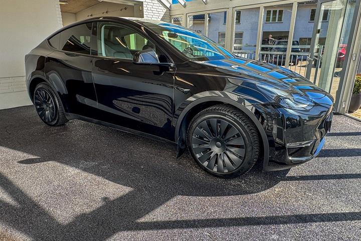 Sort Tesla Model Y fra 2023