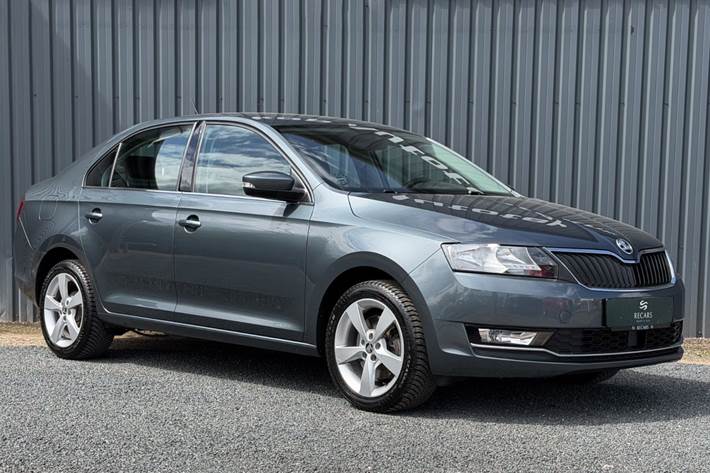Grå Skoda Rapid fra 2019
