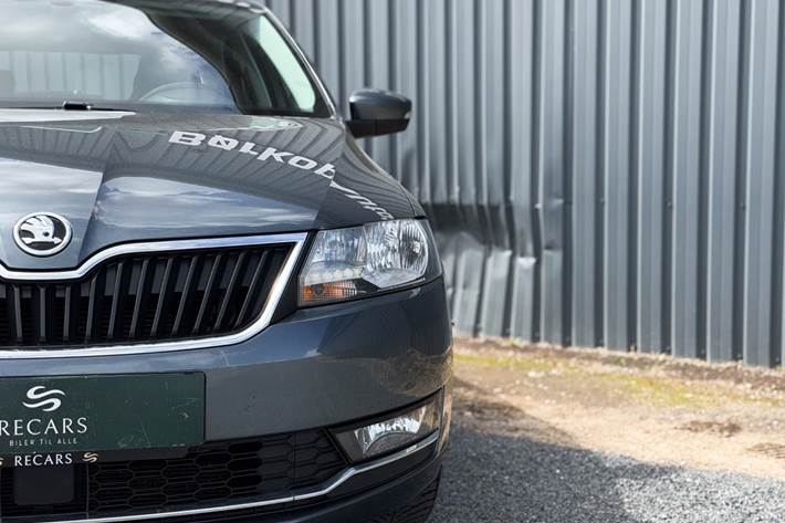 Grå Skoda Rapid fra 2019