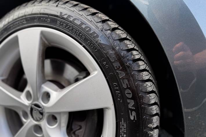 Grå Skoda Rapid fra 2019