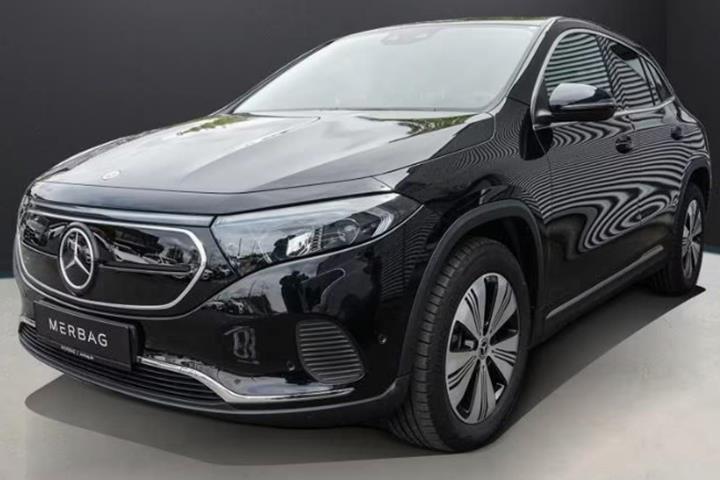 Sort Mercedes EQA250+ fra 2024 set udefra