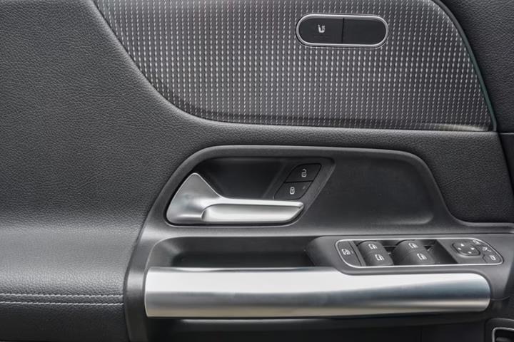 Sort Mercedes EQA250+ fra 2024