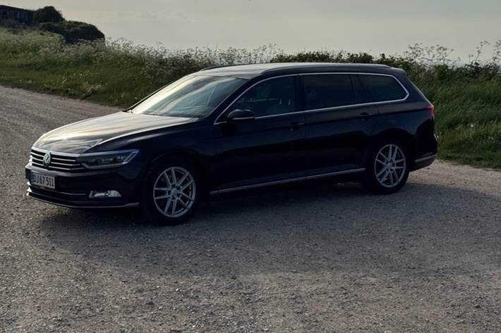 Sort VW Passat fra 2019 set udefra