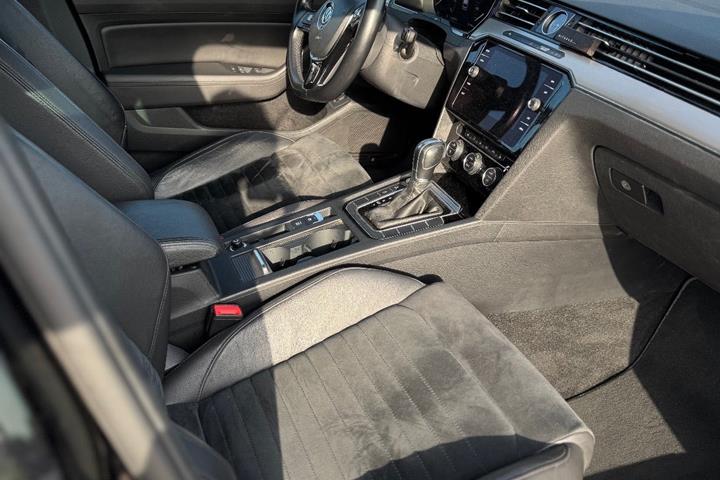 Sort VW Passat fra 2019