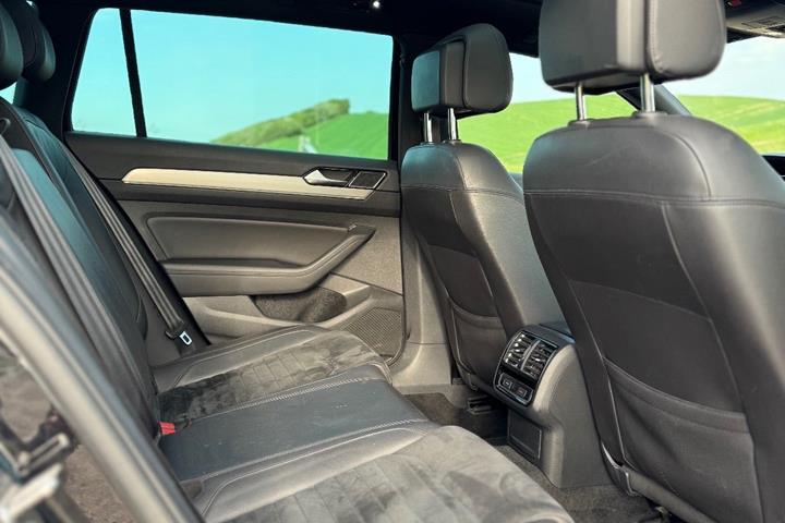 Sort VW Passat fra 2019