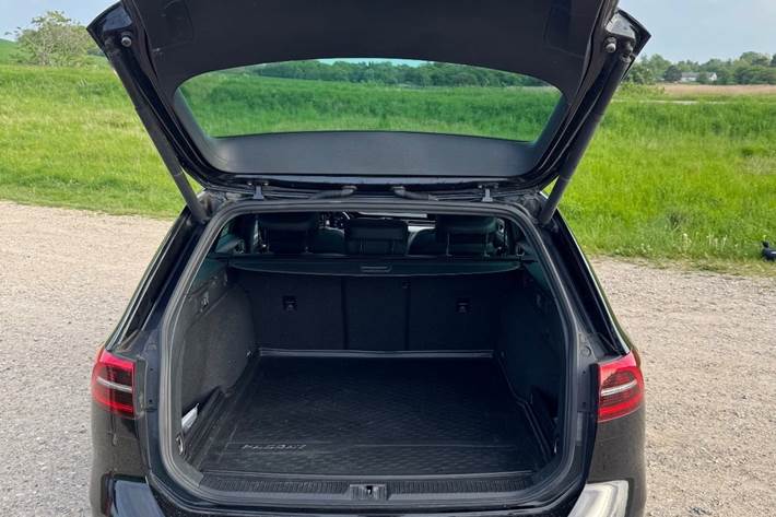 Sort VW Passat fra 2019
