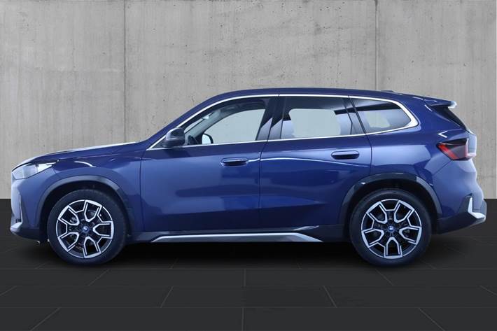 Blå BMW iX1 fra 2024