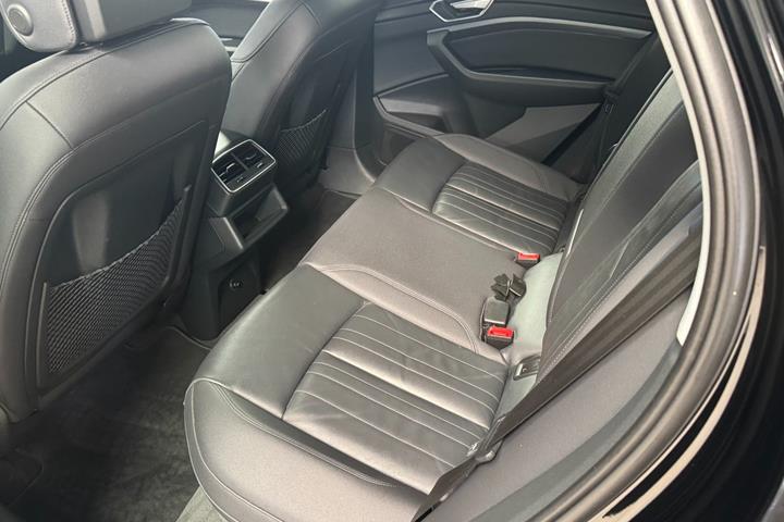 Sort Audi e-tron fra 2022