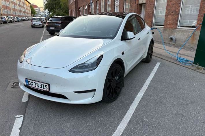 Hvid Tesla Model Y fra 2022