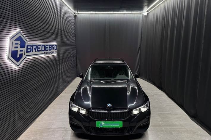Sort BMW 330e fra 2020