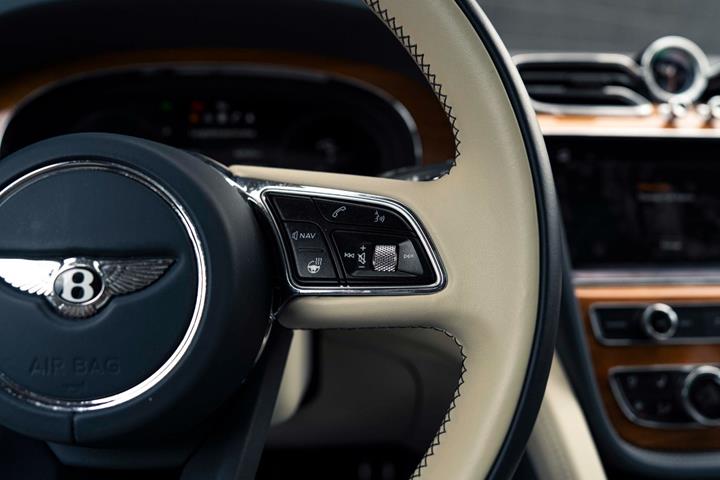 Blå Bentley Bentayga fra 2021