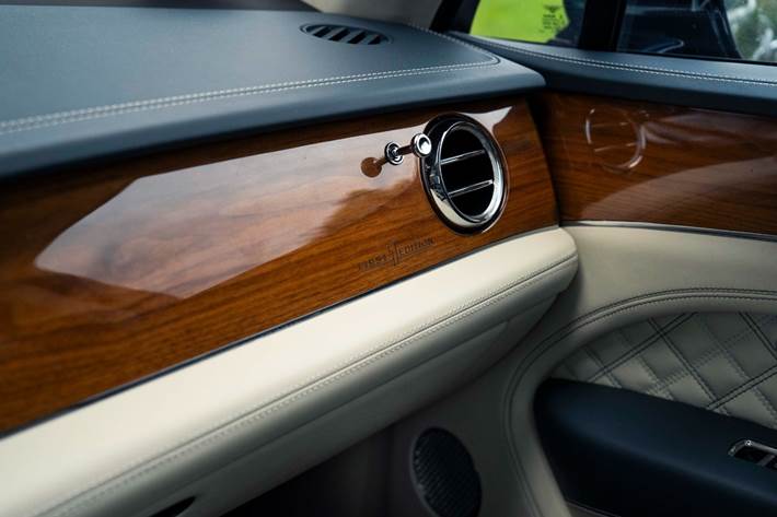 Blå Bentley Bentayga fra 2021