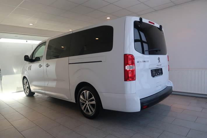 Hvid Peugeot e-Traveller fra 2022