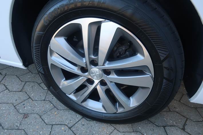 Hvid Peugeot e-Traveller fra 2022